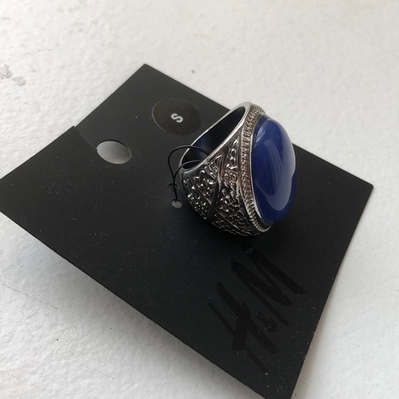 Costume blue stone ring in silver setting - Picture 3 of 5